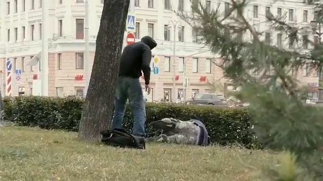 НА ЭДВАРДА БИЛА НАПАЛ БОМЖ, КОТОРОМУ ОН ПОМОГАЛ смотреть онлайн