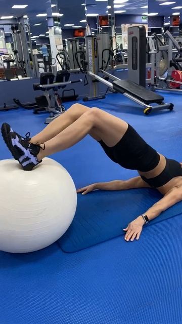 Сгибание голени лежа на фитболе смотреть онлайн