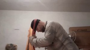 Качаю шею стоя с помощью резинки эспандер создавая ин?