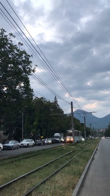 Пятигорский городской трамвай на фоне горы Бештау, микрорайон Белая ромашка смотреть онлайн