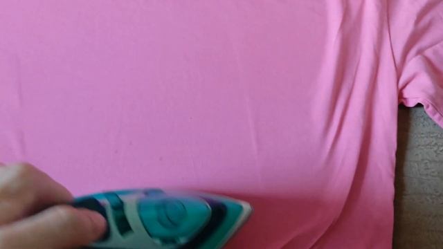 Глажение футболки утюгом Philips DST303070 с использованием п смотреть онлайн