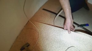 Точная обрезка и стыковка линолеума.