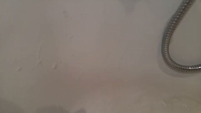 Удаление известковых загрязнений акриловой ванны с помощью средства Homestar. смотреть онлайн