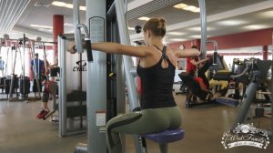 Отведение в тренажере на заднюю дельту