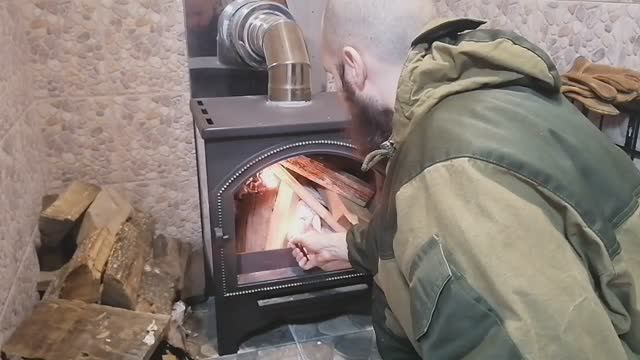 Разжигаю и топлю печь-камин Везувий. Замеряю температуру