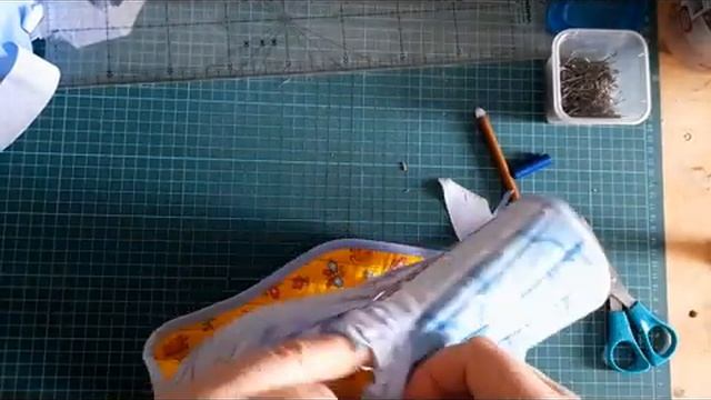 Стеганая детская жилетка Ч. 5. Обработка проймы и пугов смотреть онлайн