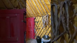 Монгольская семья живущая на пастбище.