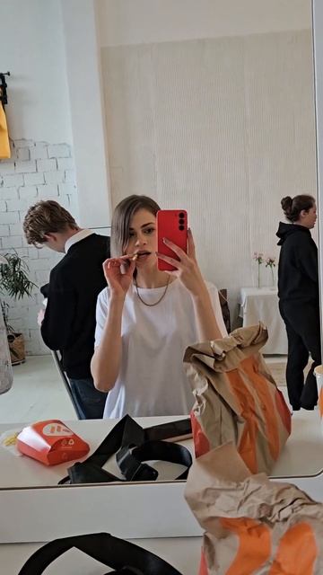 Работать моделью/БЫТЬ моделью. Вечно не успеваю поест? смотреть онлайн