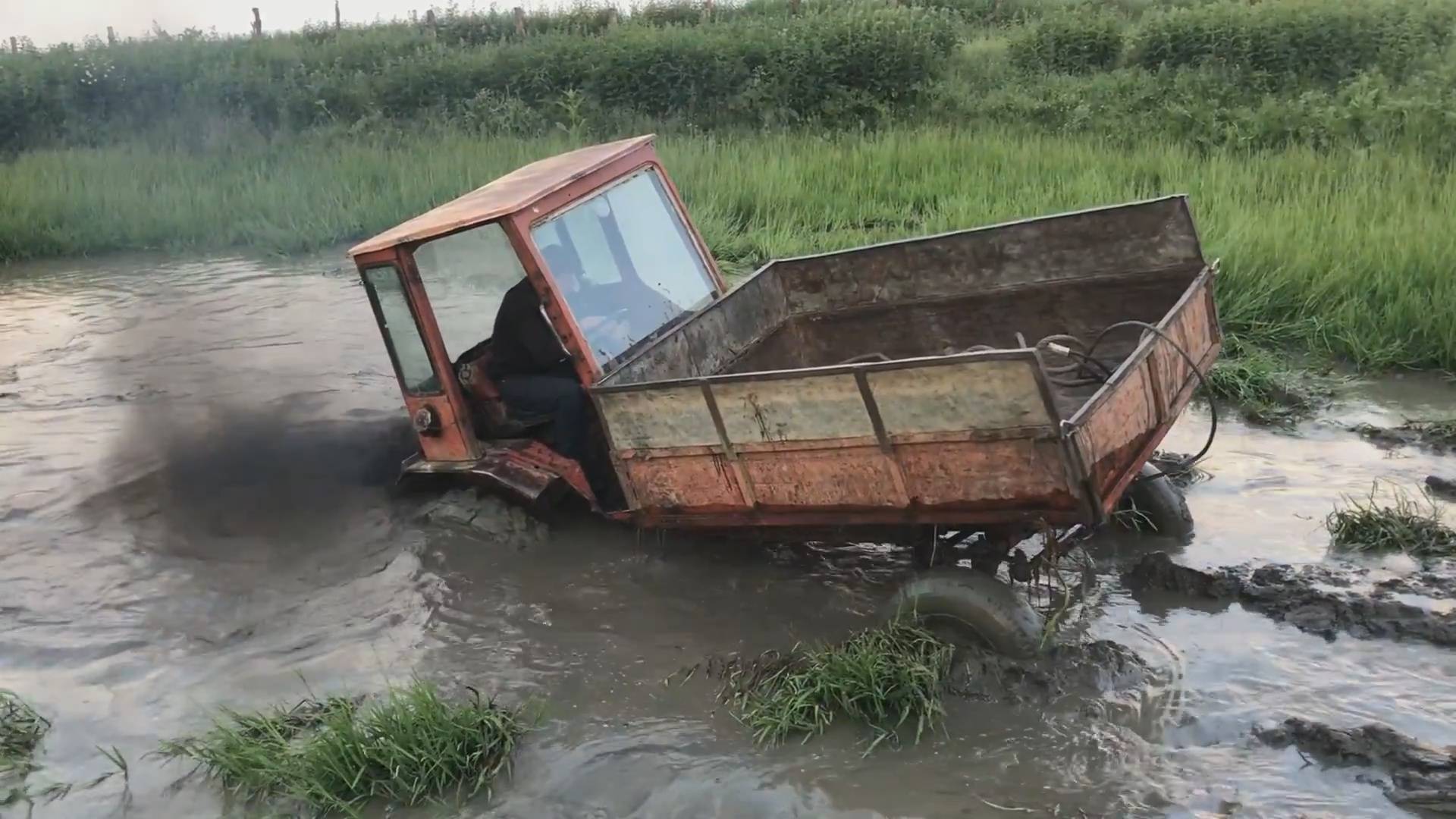 ТРАКТОР ЗАСТРЯЛ В БОЛОТЕ! смотреть онлайн