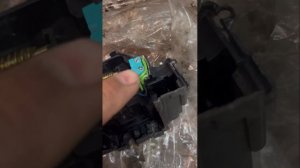 Ремонт замка водительской двери (замена концевика) Renau