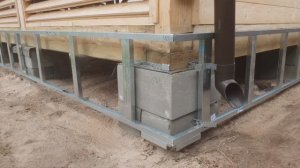 СК Заказ-Дом: монтаж металлического каркаса для наружной отделки фундамента фасадными панелями