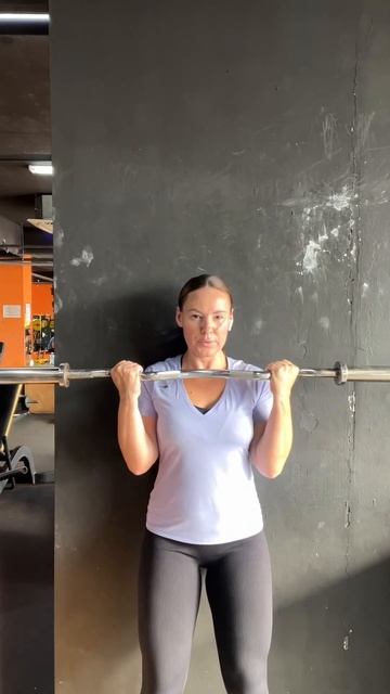 Бицепс с EZ-штангой стоя, прислонившись спиной к стенке смотреть онлайн