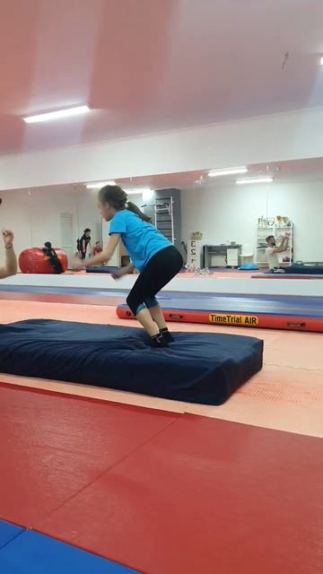#спорт #обучалки #акробатика #сальтоназад #красотка #са смотреть онлайн