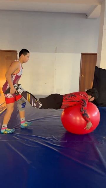 Упражнение с гимнастическим шаром . Спец задание для б