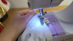 Нитка выскакивает с иголки на швейной машинке.