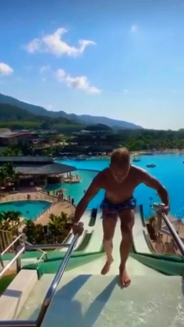 Прыжок с 🛝 горки в бассейн скоростной #diving #phuket #pool #thail смотреть онлайн