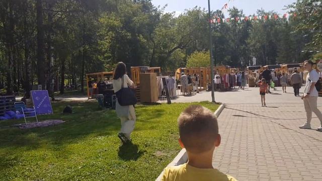 Сашуля гуляет в #паркемаяковского #фестиваль #sandarina #лето #екатеринбург смотреть онлайн