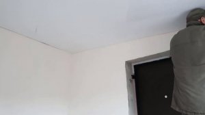 Как вставить последнюю панель в потолок из ПВХ панеле?