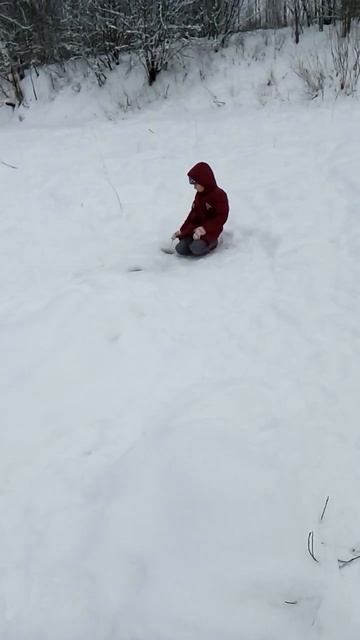 Зимняя рыбалка, дети ловят уклеек и верхоплавок#подле? смотреть онлайн