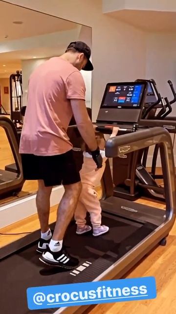 Эмин и его 1,5 годовалая дочь на беговой дорожке смотреть онлайн