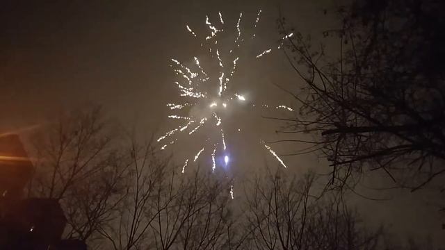 Фейерверк во дворе на Новый 2018 год. смотреть онлайн