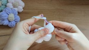 Цветок - резинка из плюшевой пряжи крючком.