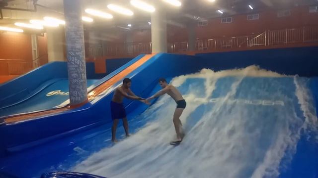 АКВАПАРК ЛЕБЯЖИЙ, МИНСК - СЁРФИНГ (МОЁ ПЕРВОЕ ЗНАКОМСТВО) / ОЗВУЧКА😁