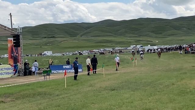 Скачки в Леваши. 2-й заезд, 4000м смотреть онлайн
