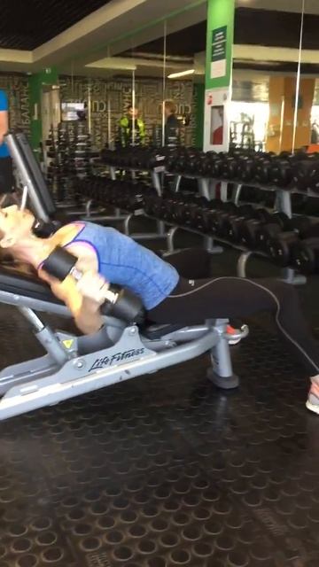 Разводка гантелей лежа на наклонной скамье смотреть онлайн