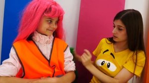 Игры в парикмахерскую — Салон красоты куклы Барби. Видео для девочек про игры в игрушки