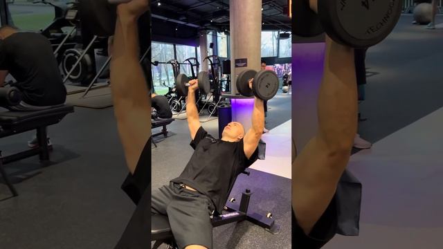 Жим гантелей лежа на наклонной скамье. смотреть онлайн