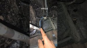 volkswagen caddy замена направляющих трубок троса ручника