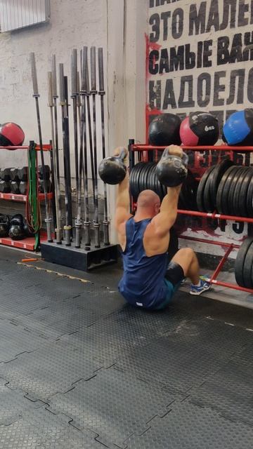 Подъём корпуса с 40кг гирями над головой #kettlebellworkout #crossf смотреть онлайн