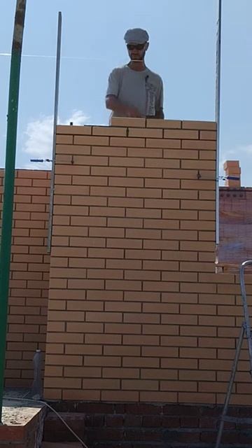 кладка кирпича и кто платит......................... смотреть онлайн