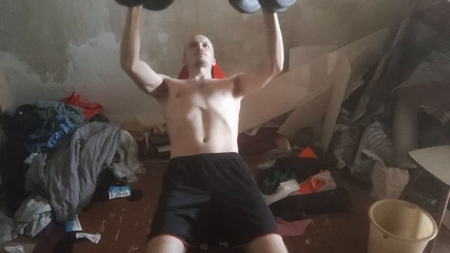 жим лёжа на наклонной скамье с гантелями пятый подход смотреть онлайн