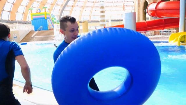 Игры битвы Ben 10 VS Акватим! Артем превратился в КОРОВУ?! Смешные видео для детей смотреть онлайн