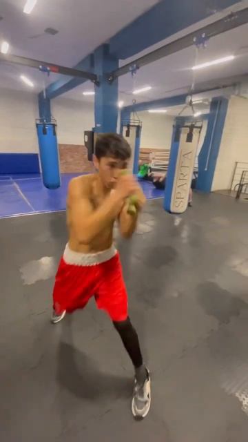 Работа с гантелями. #бокс #тренировка смотреть онлайн
