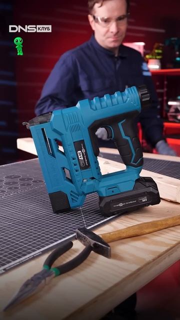 Электрический нейлер против крепежа другого типа #shorts #нейлер #степлер смотреть онлайн