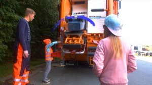 Дети играют с настоящим мусоровозом и учатся сортировать мусор