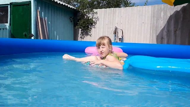 Купание в бассейне смотреть онлайн