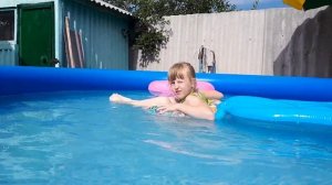 Купание в бассейне