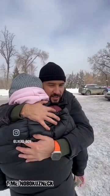 Когда занимаете другу деньги, обнимите его. #shorts смотреть онлайн