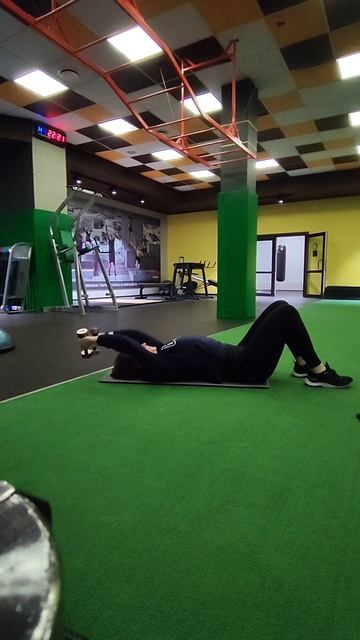 пуловер с гантелями лёжа на полу смотреть онлайн