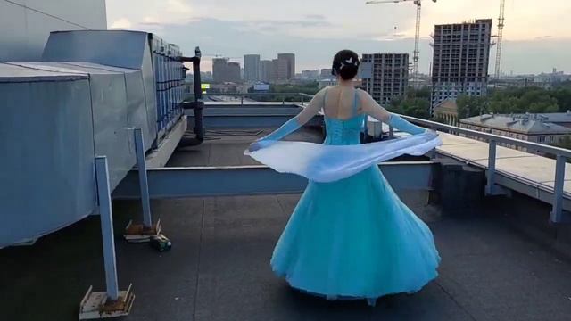 Прогулка по крыше, Золушка сбежала с бала и попала в будущее. Сообщество Assemblés (Ассамбле)