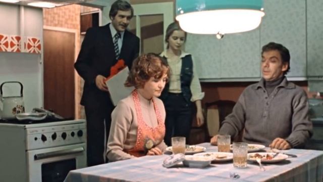 Какие пикантные сцены вырезали из фильма Москва слеза смотреть онлайн