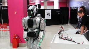 Нападение робота на человека.