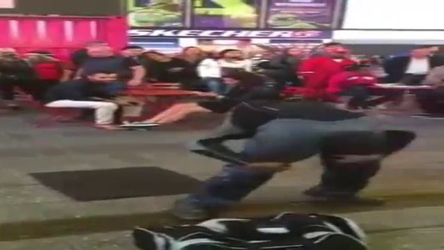 Как он это делает?Человек жвачка!!!