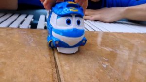 Куклы ЛОЛ попали в передрягу! Супергерои и Школа героев Акватим - видео для детей в аквапарке