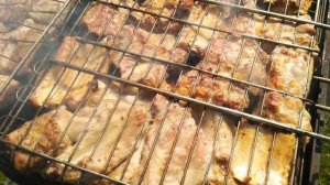 Свиные ребра под маринадом приготовленные на углях