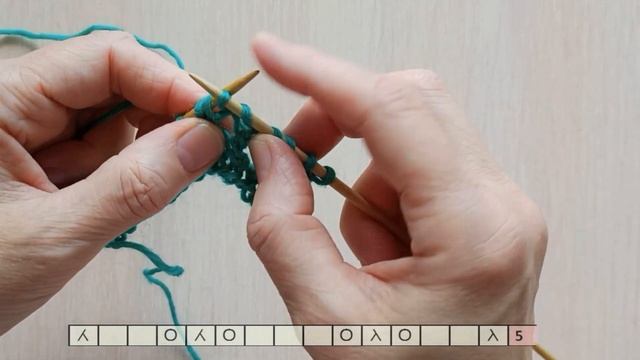 Ажурный волнистый узор спицами. Двухцветный узор смотреть онлайн